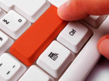Not ve Klavyeli İş Konsepti. Boş Kopya Boşluğu Beyaz Kopyalama Cpace 'inin üzerinde Renkli Pc Mock Klavyesini Yapıştır. Metin İletisi için Boş Model Boşluğu.