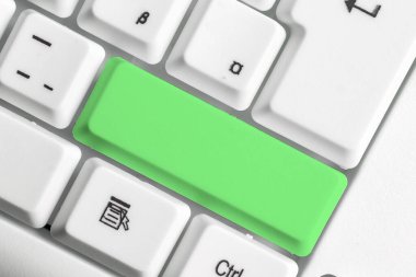 Not ve Klavyeli İş Konsepti. Boş Kopya Boşluğu Beyaz Kopyalama Cpace 'inin üzerinde Renkli Pc Mock Klavyesini Yapıştır. Metin İletisi için Boş Model Boşluğu.