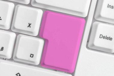 Not ve Klavyeli İş Konsepti. Boş Kopya Boşluğu Beyaz Kopyalama Cpace 'inin üzerinde Renkli Pc Mock Klavyesini Yapıştır. Metin İletisi için Boş Model Boşluğu.