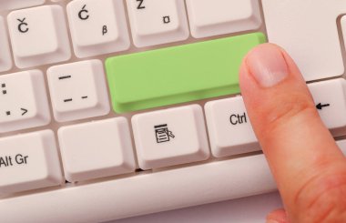 Not ve Klavyeli İş Konsepti. Boş Kopya Boşluğu Beyaz Kopyalama Cpace 'inin üzerinde Renkli Pc Mock Klavyesini Yapıştır. Metin İletisi için Boş Model Boşluğu.