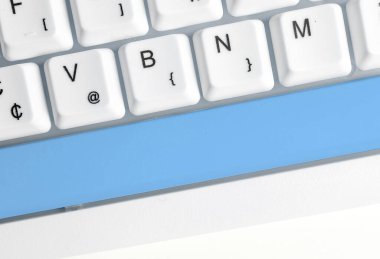 Not ve Klavyeli İş Konsepti. Boş Kopya Boşluğu Beyaz Kopyalama Cpace 'inin üzerinde Renkli Pc Mock Klavyesini Yapıştır. Metin İletisi için Boş Model Boşluğu.