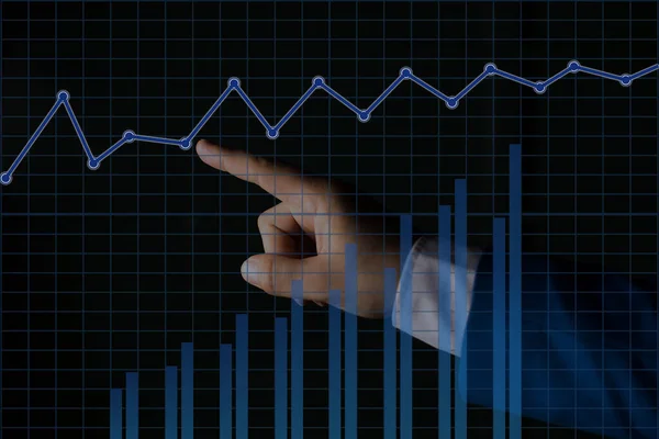 Erkek Akıllı Telefon Yükselen Eğilimler Performans Çubuğu Grafik Geliri Artırıyor. Yükselen Artan Hareket, Yükselen Finansal Hisse Çizelgesi Durum Raporu Gösteriliyor. — Stok fotoğraf