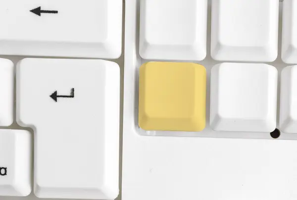 Obchodní koncepce s poznámkami a PC klávesnicí. Barevná PC Mock Up klávesnice s prázdnou kopírovací mezerou nad bílou kopií. Prázdné úložné místo pro textovou zprávu. — Stock fotografie