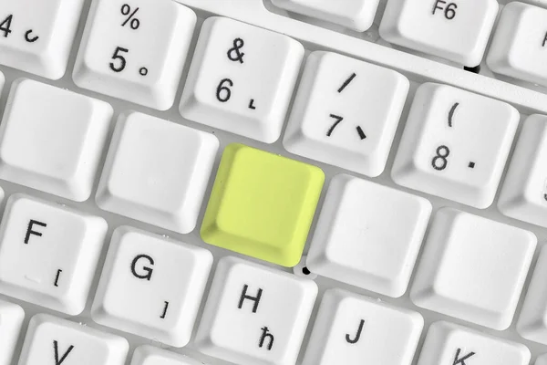 带有注释和Pc键盘的业务概念。彩色Pc模拟键盘，空白复制空间高于白色复制槽。空白的文本消息模拟空间. — 图库照片