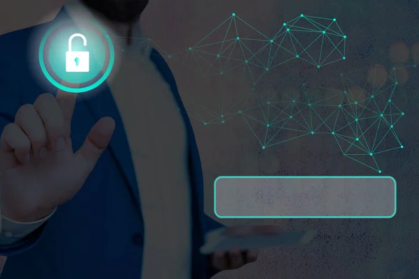 Gráficos de la última tecnología digital de protección de datos candado de seguridad en la pantalla virtual. Empresario con cerradura para asegurar . — Foto de Stock