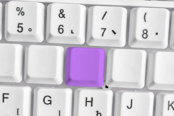 Zakelijk concept met notities en pc-toetsenbord. Kleurrijke Pc Mock Up Keyboard met lege kopieerruimte boven witte kopieerruimte. Blanco Mockup Ruimte voor Tekstuele Boodschap. — Stockfoto