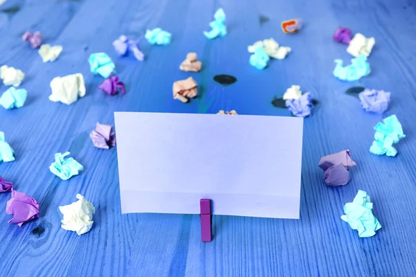 Rettangolo quadrato a forma di carta colorata con molletta o palla di carta in uno sfondo chiaro. Diffusione variopinta della nota stropicciata intorno al tavolo. Forniture per ufficio in una scrivania . — Foto Stock