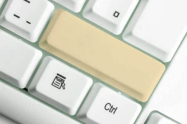 Concepto de negocio con notas y teclado PC. Colorido PC Mock Up teclado con vacío espacio de copia sobre blanco Copia Cpace. Espacio de burla en blanco para el mensaje textual . — Foto de Stock