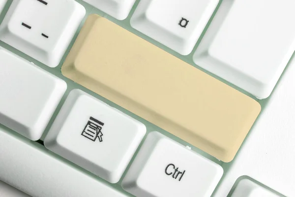 Zakelijk concept met notities en pc-toetsenbord. Kleurrijke Pc Mock Up Keyboard met lege kopieerruimte boven witte kopieerruimte. Blanco Mockup Ruimte voor Tekstuele Boodschap. — Stockfoto