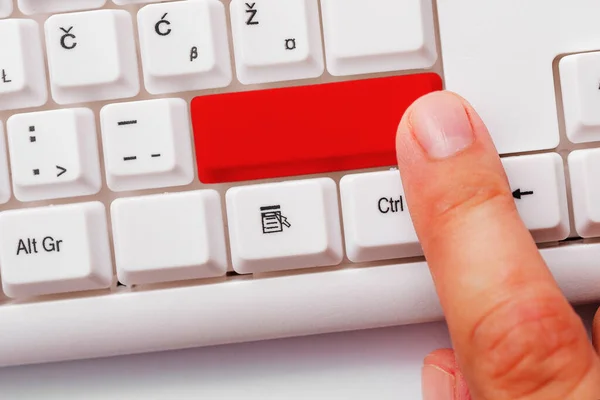 Geschäftskonzept mit Notizen und PC-Tastatur. Bunte PC-Tastatur mit leerem Kopierraum über weißem Kopierschutz. Leere Attrappe für Textnachrichten. — Stockfoto