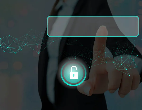 Gráficos de la última tecnología digital de protección de datos candado de seguridad en la pantalla virtual. Empresario con cerradura para asegurar . — Foto de Stock