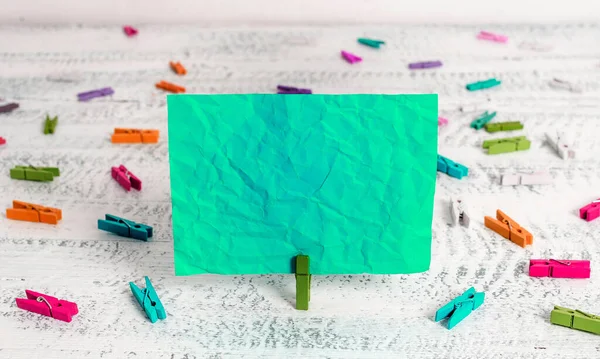 Rectangle Square Shaped Colored Paper With Clothespin or Paper Ball In A Light Background. 다양 한 색상의 지폐가 식탁 주위에 뿌려졌다. 사무실 의공 급 이 엄청나다. — 스톡 사진