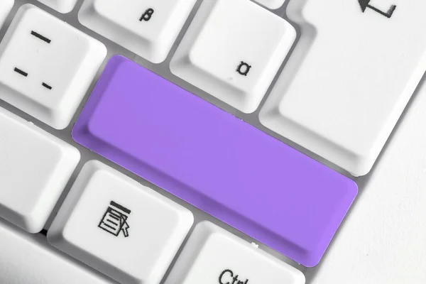 Zakelijk concept met notities en pc-toetsenbord. Kleurrijke Pc Mock Up Keyboard met lege kopieerruimte boven witte kopieerruimte. Blanco Mockup Ruimte voor Tekstuele Boodschap. — Stockfoto