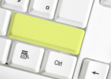 Not ve Klavyeli İş Konsepti. Boş Kopya Boşluğu Beyaz Kopyalama Cpace 'inin üzerinde Renkli Pc Mock Klavyesini Yapıştır. Metin İletisi için Boş Model Boşluğu.