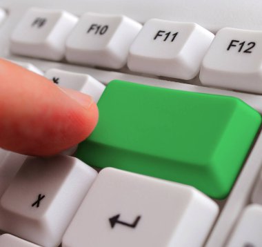 Not ve Klavyeli İş Konsepti. Boş Kopya Boşluğu Beyaz Kopyalama Cpace 'inin üzerinde Renkli Pc Mock Klavyesini Yapıştır. Metin İletisi için Boş Model Boşluğu.