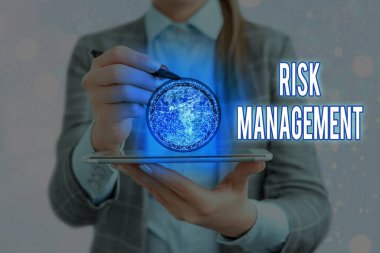 Risk Yönetimini gösteren bir not yazıyorum. NASA tarafından desteklenen bu görüntünün iş unsurlarına yönelik gelecekteki tehditlerin değerlendirilmesi ve kontrol edildiği iş fotoğraflarının sergilenmesi.