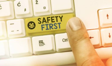 Önce Güvenlik'i gösteren not yazma. İş fotoğraf vitrin en önemli şey güvenli olmak olduğunu söylemek için kullanılır.