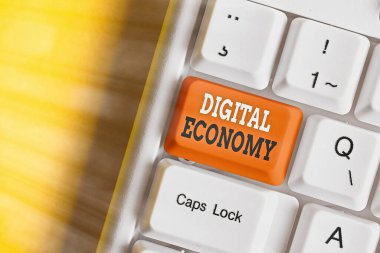 Dijital Ekonomiyi gösteren bir not yazıyorum. Modern teknoloji kullanılarak inşa edilen ekonominin gelişmesini gösteren iş fotoğrafı.