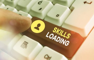 Skills Loading 'i gösteren bir not yazıyorum. İş fotoğrafı sergisi, bir görevi yerine getirirken ne kadar zorluk çektiğine işaret ediyor.