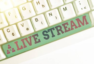 Metin işareti canlı yayını gösteriyor. İnternet kullanan bir video veya ses materyali yayınlamak için kavramsal fotoğraf.