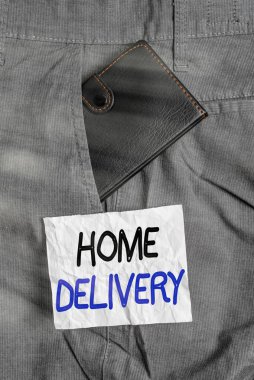 Mesaj işareti eve teslimatı gösteriyor. Kavramsal fotoğraf Tüm çıkış öğeleri doğrudan alıcılara gönderilir ev küçük cüzdan içinde erkek pantolonu ön cebi notasyon kağıdı yakın.