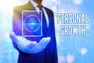 Kişisel Büyümeyi gösteren metin işareti. Kavramsal fotoğraf bir uzun vadeli sürecin gelişimini gösterir.