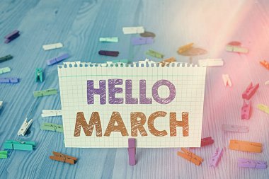 Hello March 'ı gösteren bir not yazıyorum. Mart ayını karşılarken kullanılan bir karşılama ifadesini gösteren iş fotoğrafı.