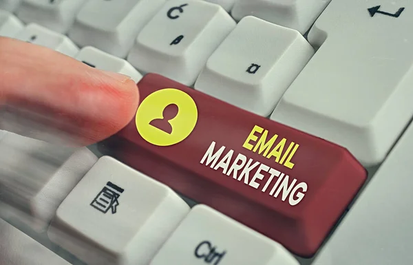 Schreiben Notiz zeigt E-Mail Marketing. Geschäftsfotos, die potenzielle Käufer anlocken, indem sie durch die Botschaft kommunizieren. — Stockfoto