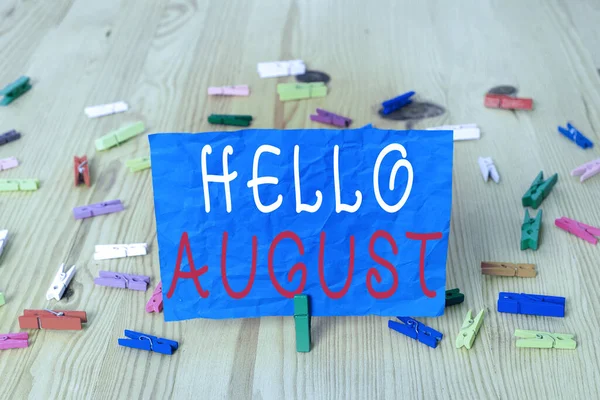 Escribiendo nota que muestra Hello August. Foto de negocios mostrando un saludo positivo para el mes de la temporada de verano . — Foto de Stock