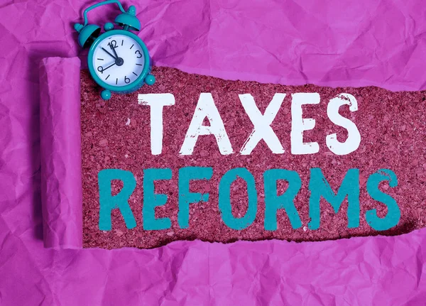 Texto de escritura de palabras Impuestos Reformas. Concepto empresarial para gestionar los impuestos recaudados en un proceso más eficiente . — Foto de Stock