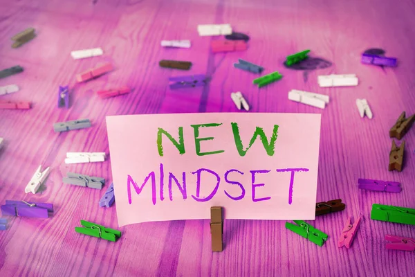 Word writing text New Mindset. Geschäftskonzept für frisch gemachte Gedanken und Überzeugungen, die ein Individuum formen s ist Geist. — Stockfoto