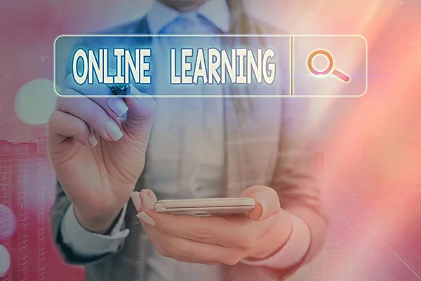 Nota de escritura que muestra el aprendizaje en línea. Foto de negocios mostrando tomando un curso al que se puede acceder a través de Internet . — Foto de Stock
