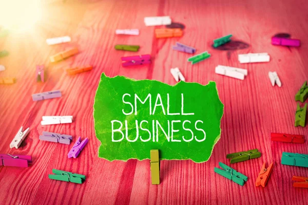 Escrevendo uma nota mostrando Small Business. Foto de negócios mostrando um negócio individualizado conhecido por seu tamanho limitado . — Fotografia de Stock