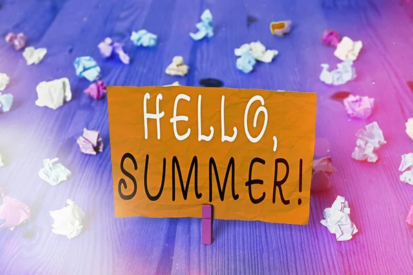 概念的な手書きこんにちは、夏を示しています。今年の暑い季節が経験されたときに使用される挨拶を示すビジネス写真. — ストック写真