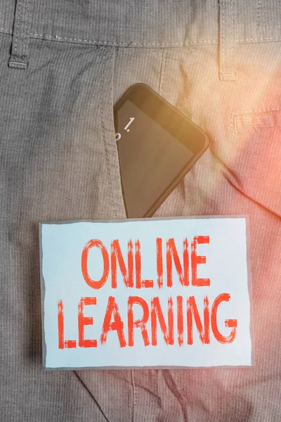 Handschrift tekst schrijven Online Learning. Concept betekent het nemen van een cursus die toegankelijk is via het Internet Smartphone apparaat in formele werkbroek voorzak in de buurt van nota papier. — Stockfoto