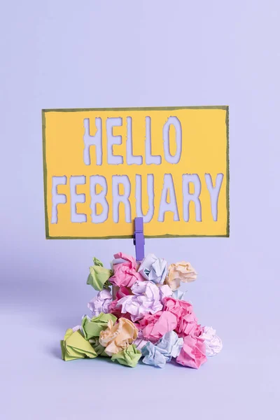 Signo de texto que muestra Hello February. Saludo conceptual de la foto utilizado cuando se da la bienvenida al segundo mes del año Recordatorio pila de papel arrugado color tendedero recordatorio fondo azul . — Foto de Stock