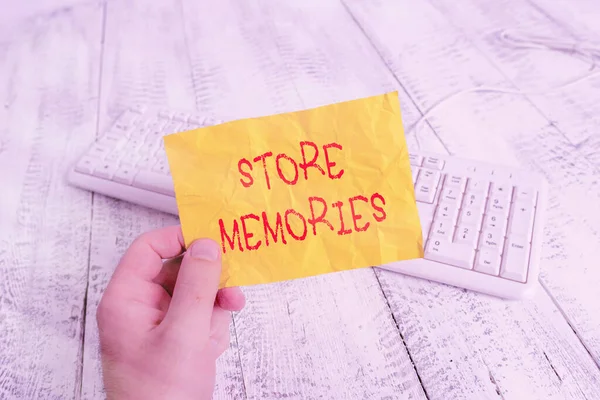 显示商店记忆的文字标志。概念照片一个输入和存储先前获得的数据的过程，人们手持彩色的提示符、正方形纸、白色键盘、木地板. — 图库照片