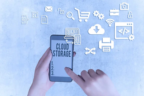 Piszę notatkę z Cloud Storage. Zdjęcia biznesowe pokazujące urządzenia połączeniowe z chmurą danych na zdalnej pamięci masowej. — Zdjęcie stockowe