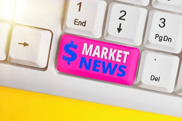 Escrevendo uma nota mostrando Market News. Foto de negócios mostrando conteúdo de notícias feito para convencer o comprador alvo sobre um produto . — Fotografia de Stock