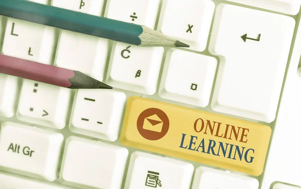 Texto de caligrafia Online Learning. Conceito significado tomar um curso que pode ser acessado através da Internet . — Fotografia de Stock