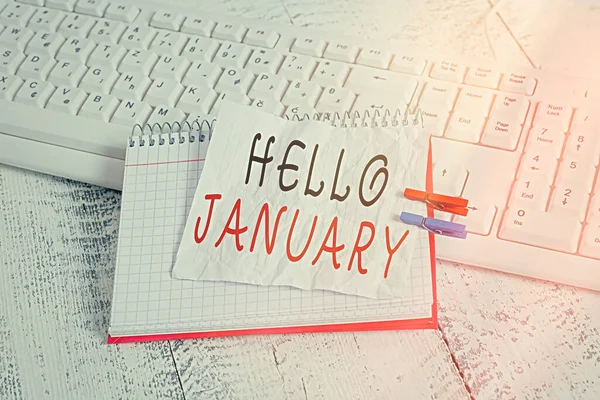 Kézírás szöveg Hello January. Koncepció jelentése köszöntés az év első hónapjának köszöntésekor notebook papír emlékeztető ruhatű tűvel szegezett lap fehér billentyűzet fény fa. — Stock Fotó