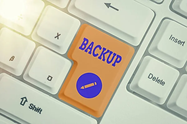 Texto para escrita de texto Backup. Conceito de negócio para processo que protege informações importantes de serem perdidas . — Fotografia de Stock