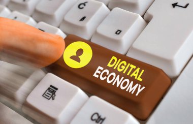 Dijital Ekonomiyi gösteren bir not yazıyorum. Modern teknoloji kullanılarak inşa edilen ekonominin gelişmesini gösteren iş fotoğrafı.