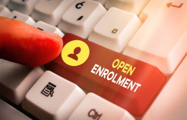 Açık Kayıt 'ı gösteren not yazılıyor. İş fotoğrafı gösterimi, sağlık sigortası uygulamasına bu süre içinde izin verir.