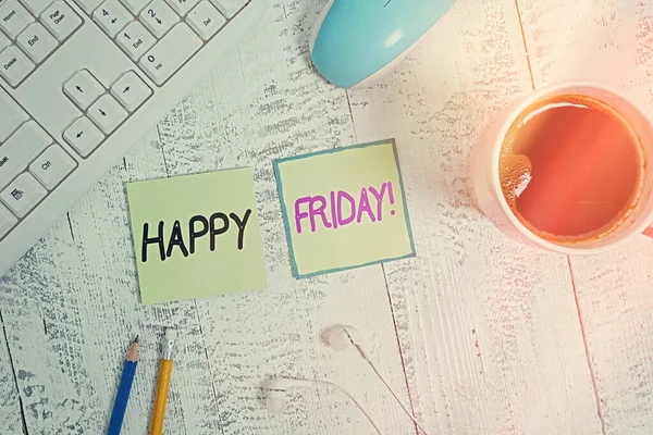 Handstil text skriva Happy Friday. Begreppet innebär firande av en trevlig helg och efter arbetsfest eller middag Skriva utrustning och dator grejer plus drycker placerade ovanför träbord. — Stockfoto