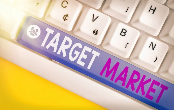 Escritura manual conceptual que muestra Target Market. Foto comercial que muestra a clientes específicos a los que una empresa apunta su marketing . —  Fotos de Stock
