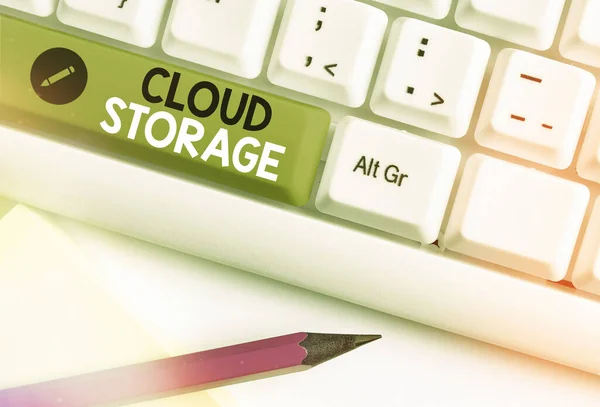 Piszę notatkę z Cloud Storage. Zdjęcia biznesowe pokazujące urządzenia połączeniowe z chmurą danych na zdalnej pamięci masowej. — Zdjęcie stockowe