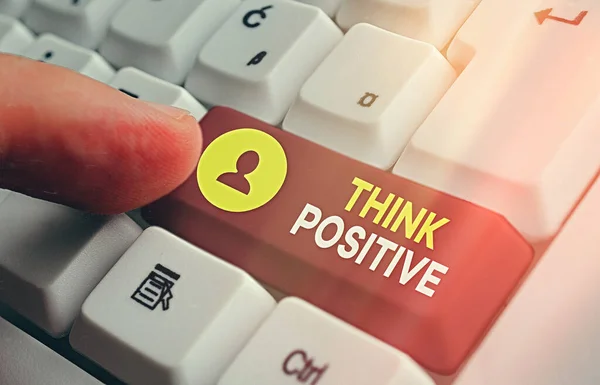 Escrever uma nota mostrando Think Positive. Foto de negócios mostrando a criação de pensamentos que incentivam e ajudam a recarregar um indivíduo . — Fotografia de Stock