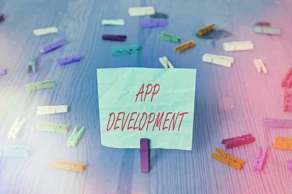 Schrijfbriefje met App Development. Zakelijke foto presentatie produceren van computersoftware met een gespecialiseerd doel. — Stockfoto