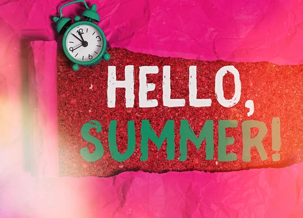 Ordskrivning text Hej, Summer. Affärsidé för hälsning används när den varma årstiden upplevs. — Stockfoto